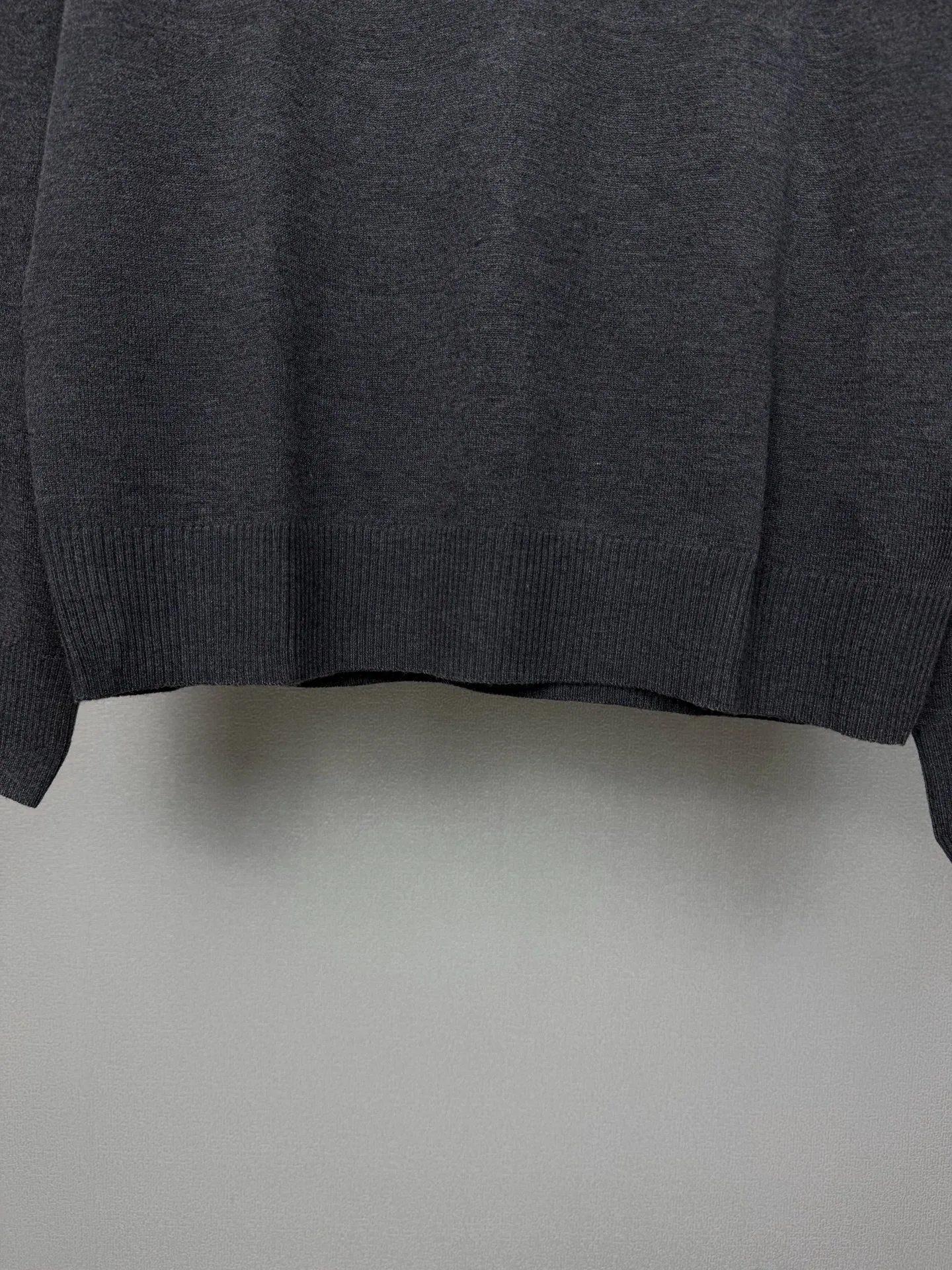 (top version) Ami 2026 New Arrival Classic love logo embroidered on the chest round neck knitted sweater for couples 🔥High version🔥High version🔥 Cashmere blended material, skin-friendly, non-sticky, no pilling, very soft to the touch, super comfortable, fashionable and individual, super Versatile and beautiful knitted sweater, very suitable for both men and women, a must-have for everyone, packaging, tag, collar label, washed wheat Complete 👍 Color: Gray Size: S-XL